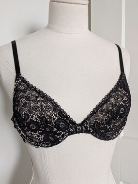 NWOT Victoria's Secret Very Sexy Unlined Plunge Black Lace Eyelet Lace Bra 32B